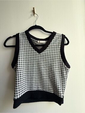 Black & White Houndstooth V-Neck Knit Tank Top